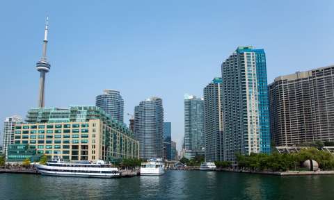 Nên đặt vé đi Canada ở hãng hay ở đại lý