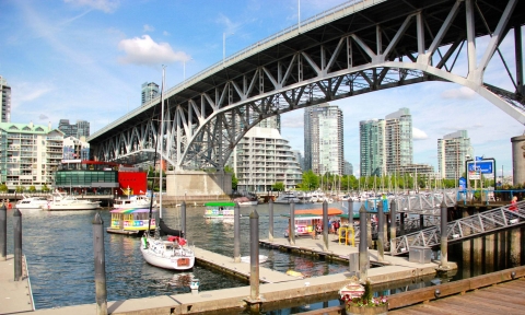 Giá vé máy bay từ Canada về Việt Nam