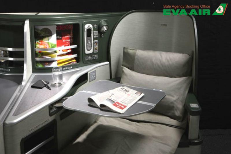 ve-may-bay-eva-air-di-koriyama