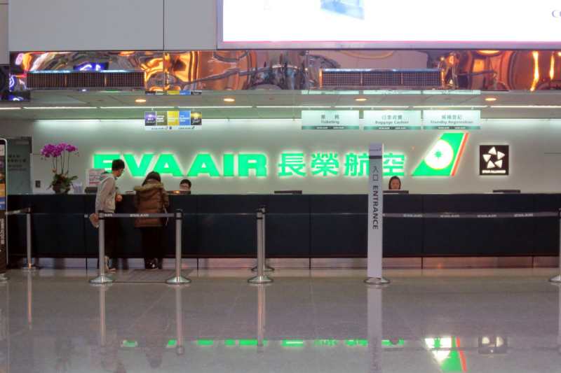 check-in-san-bay-eva-air-doi-ve