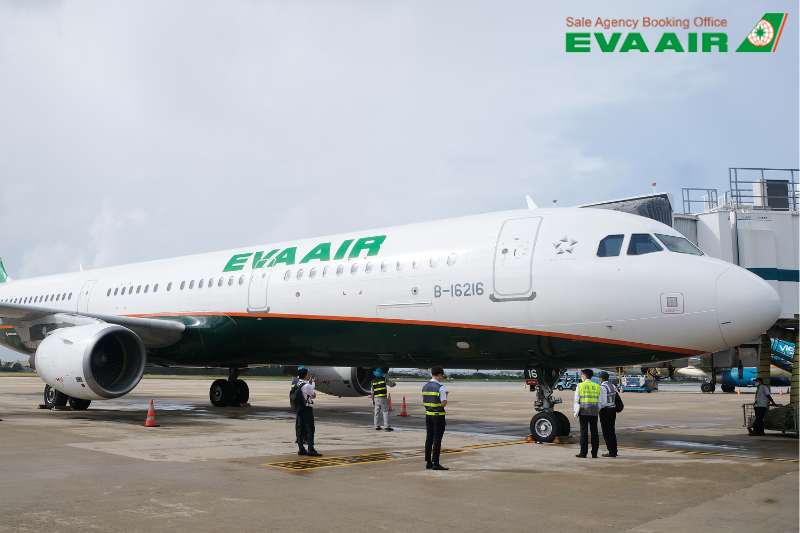 ve-may-bay-eva-air-di-hachinohe