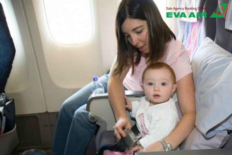 Quy định trẻ sơ sinh và trẻ nhỏ đi máy bay EVA Air, trẻ em đi máy bay EVA Air, Quy định trẻ em đi máy bay EVA Air, Trẻ em đi máy bay một mình EVA Air, em bé đi máy bay EVA Air, Quy định trẻ sơ sinh đi máy bay EVA Air