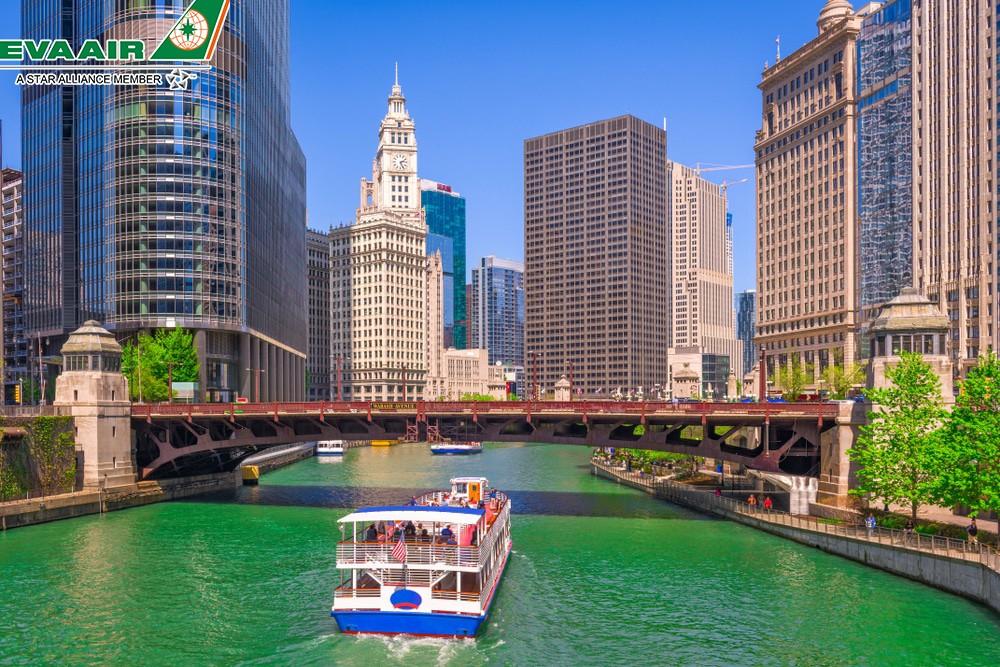 Du thuyền trên sông Chicago