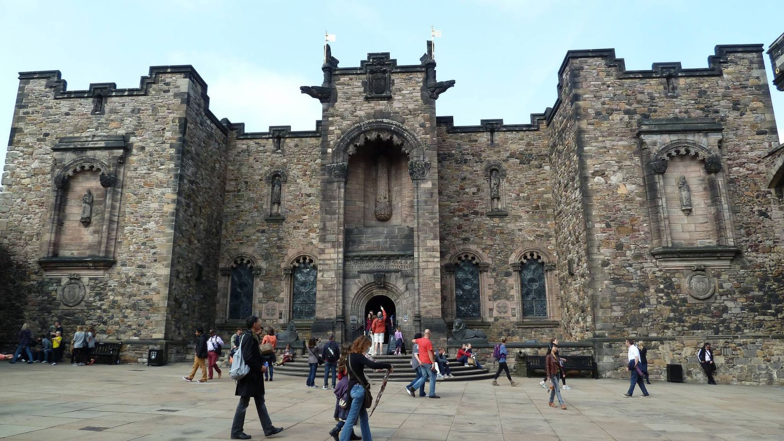 vé máy bay đi Edinburgh giá rẻ