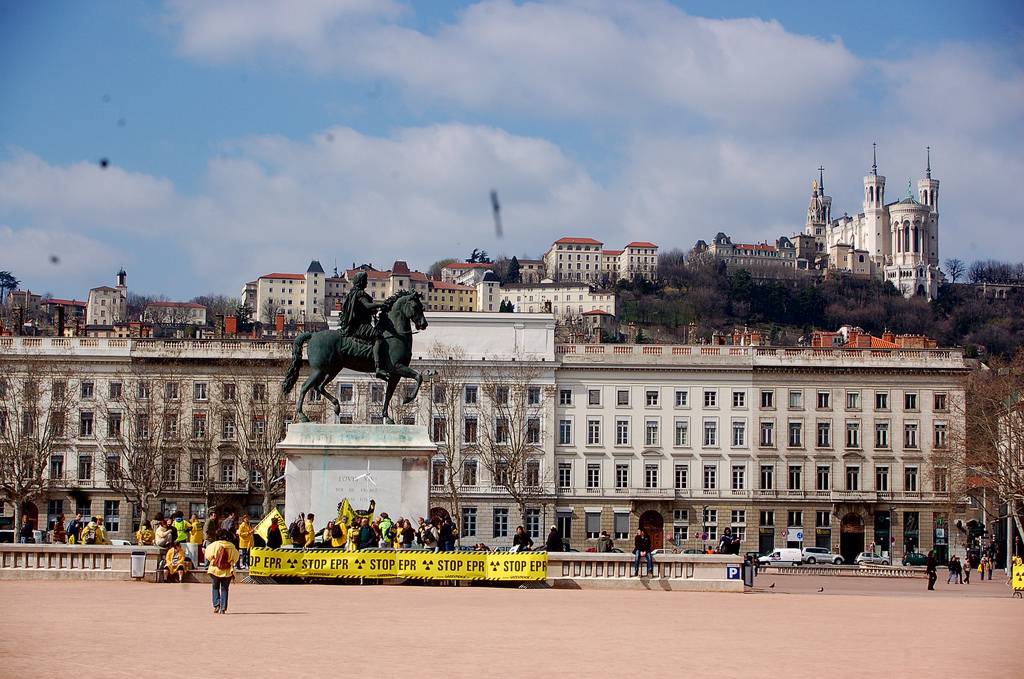 Vé máy bay EVA Air giá rẻ đi Lyon – Pháp