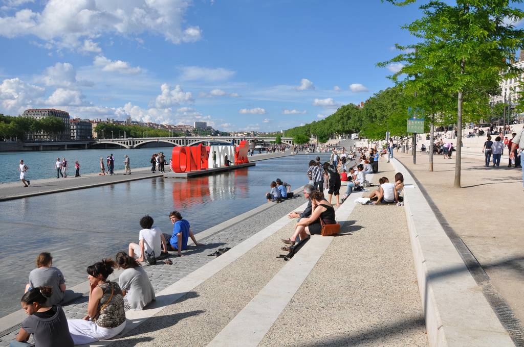 Vé máy bay EVA Air giá rẻ đi Lyon – Pháp