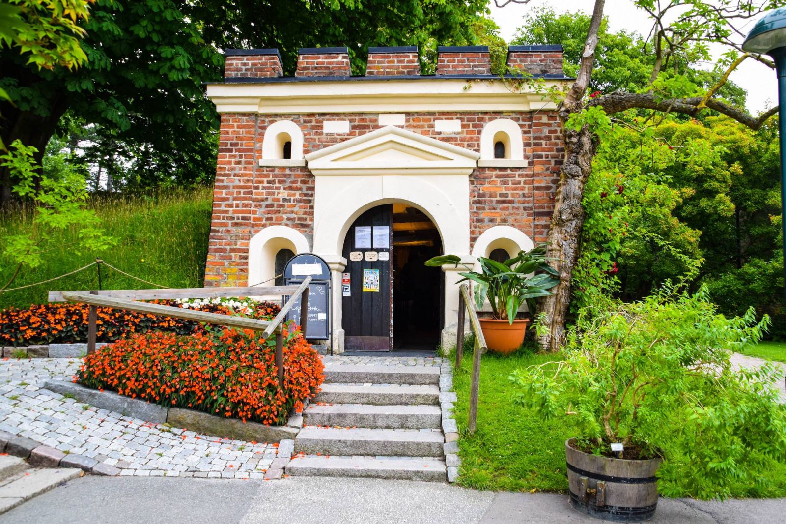 vé máy bay đi Lund giá rẻ