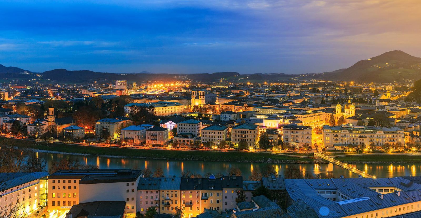 vé máy bay đi Salzburg giá rẻ