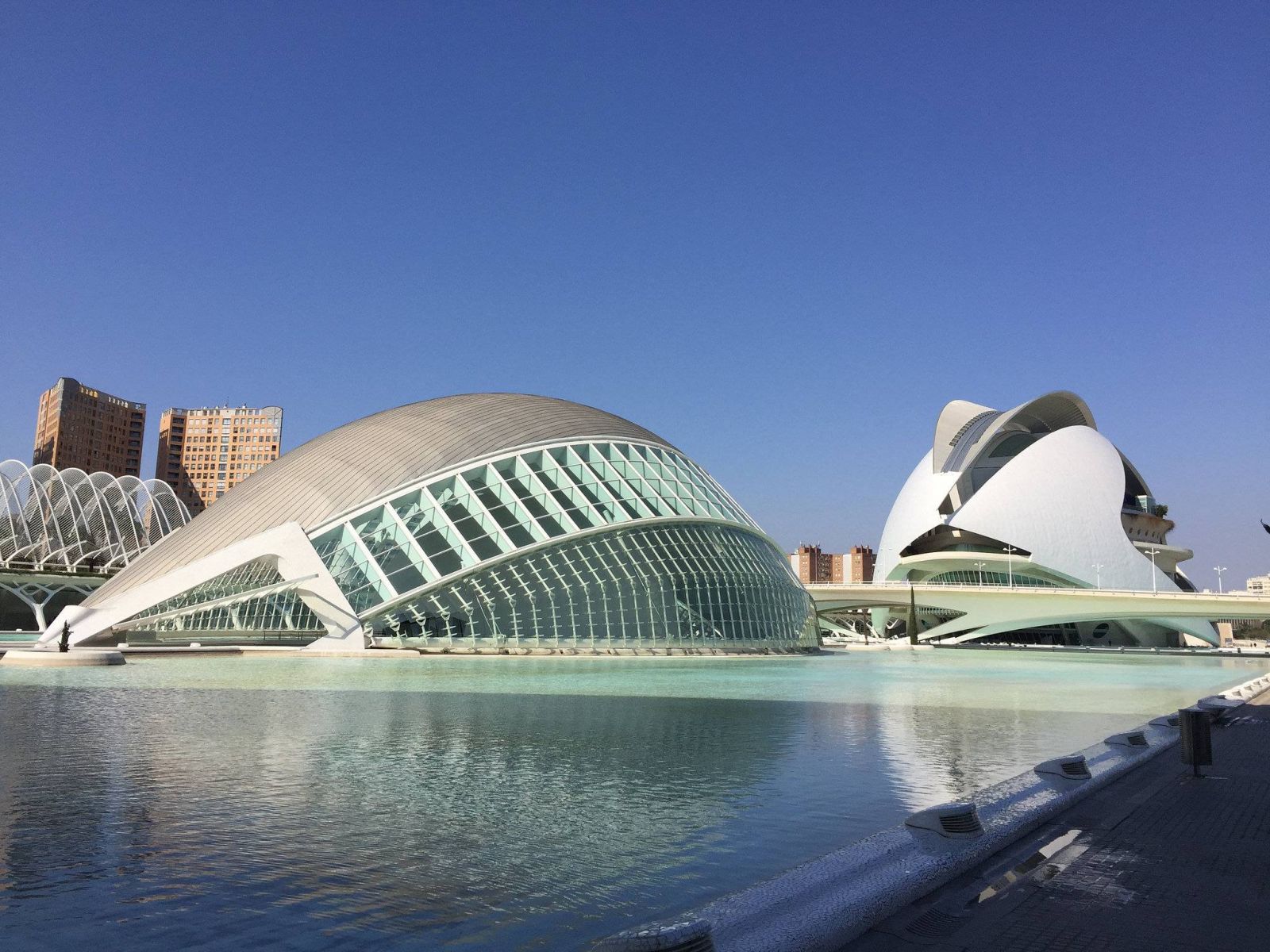 vé máy bay đi Valencia giá rẻ