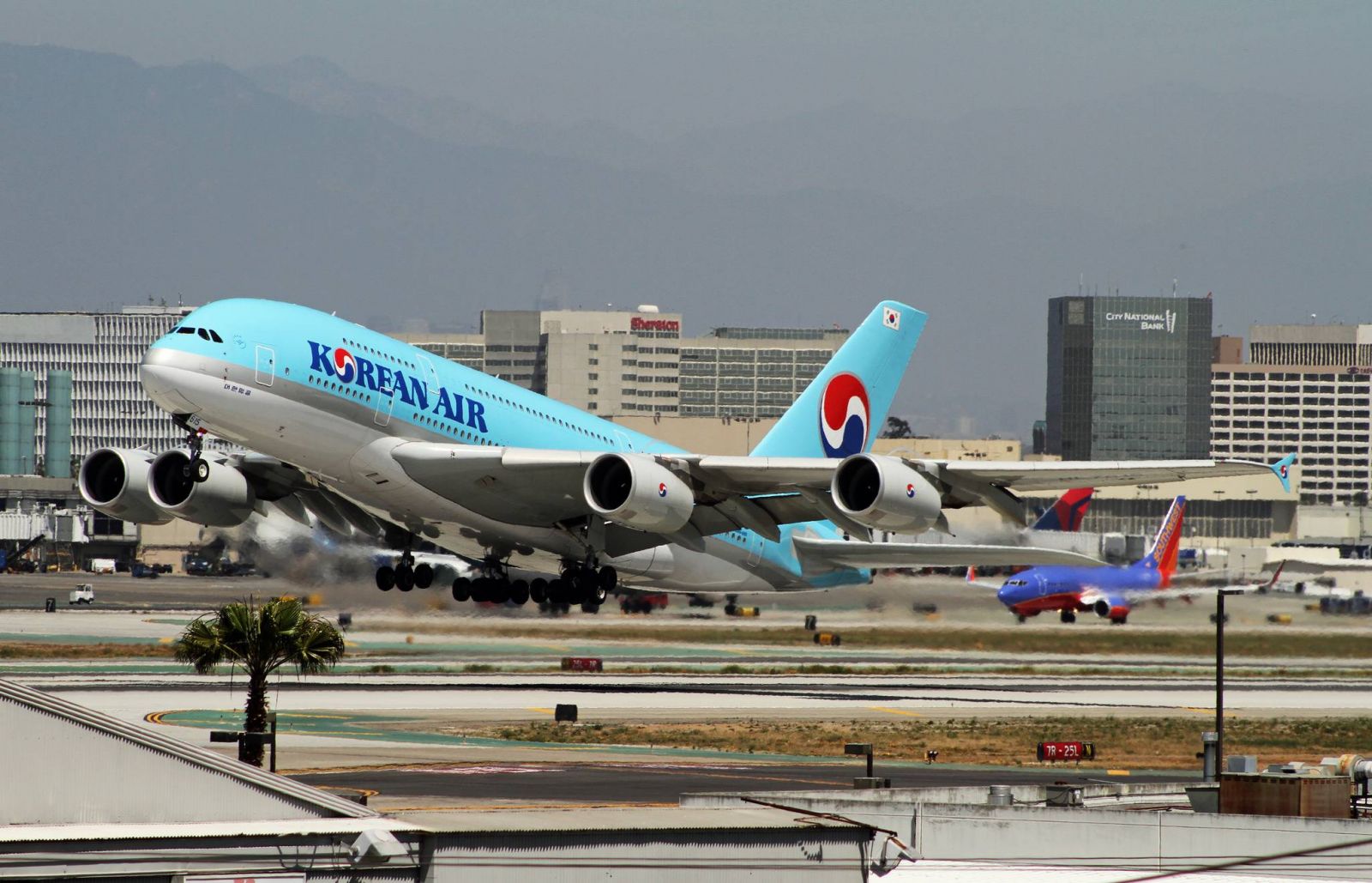 Vé máy bay từ Canada đi Việt Nam